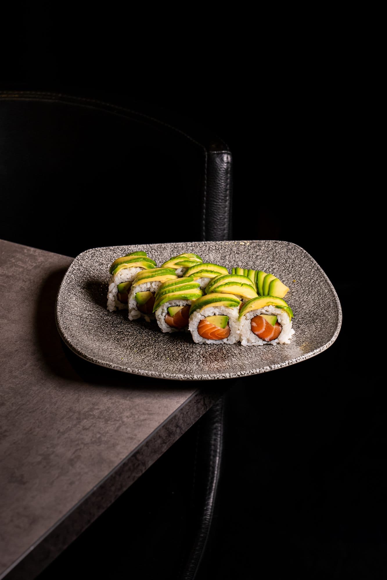 Uramaki con avocado serviti su piatto di ceramica