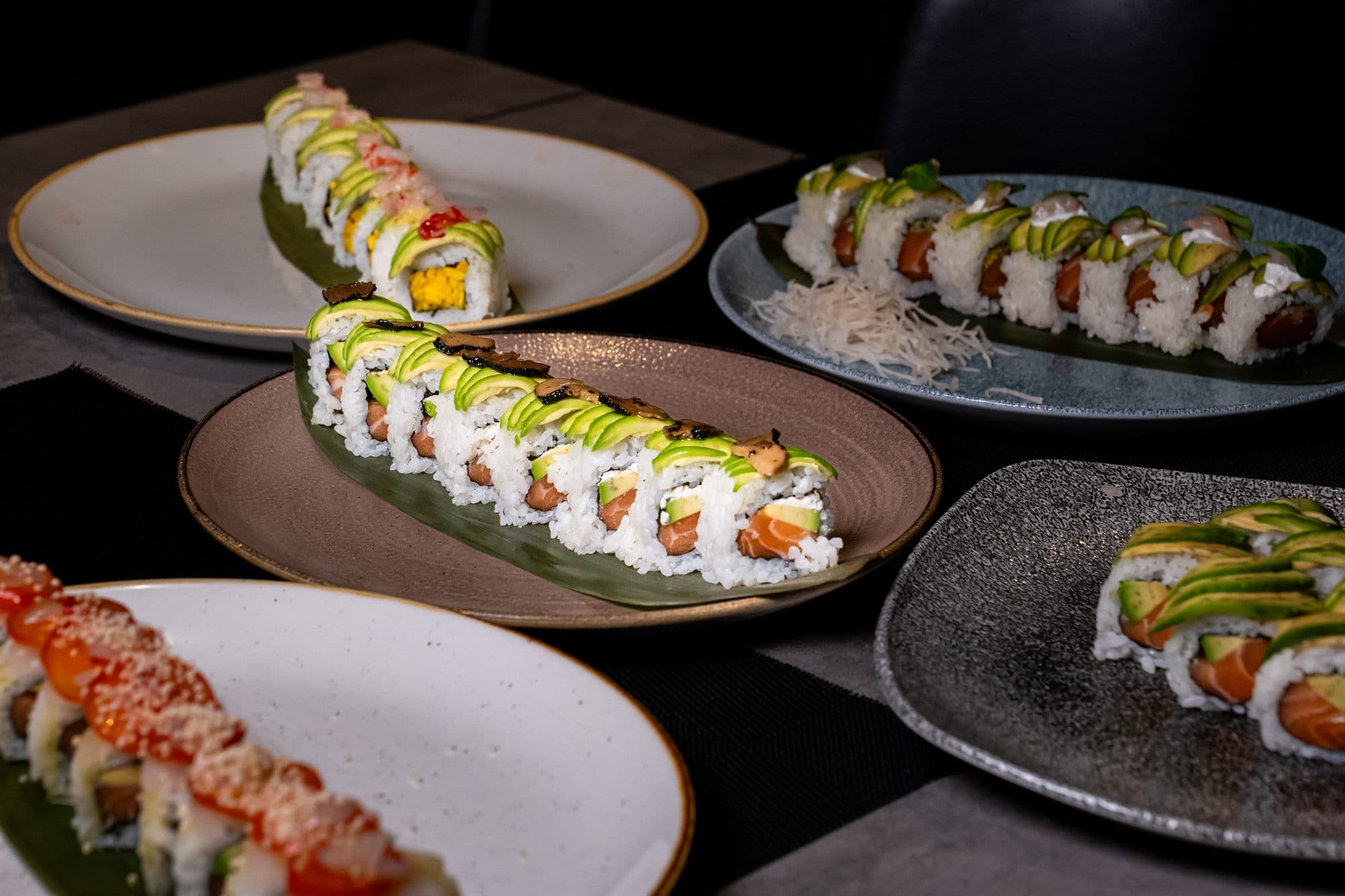 Piatti di uramaki visti dall’alto