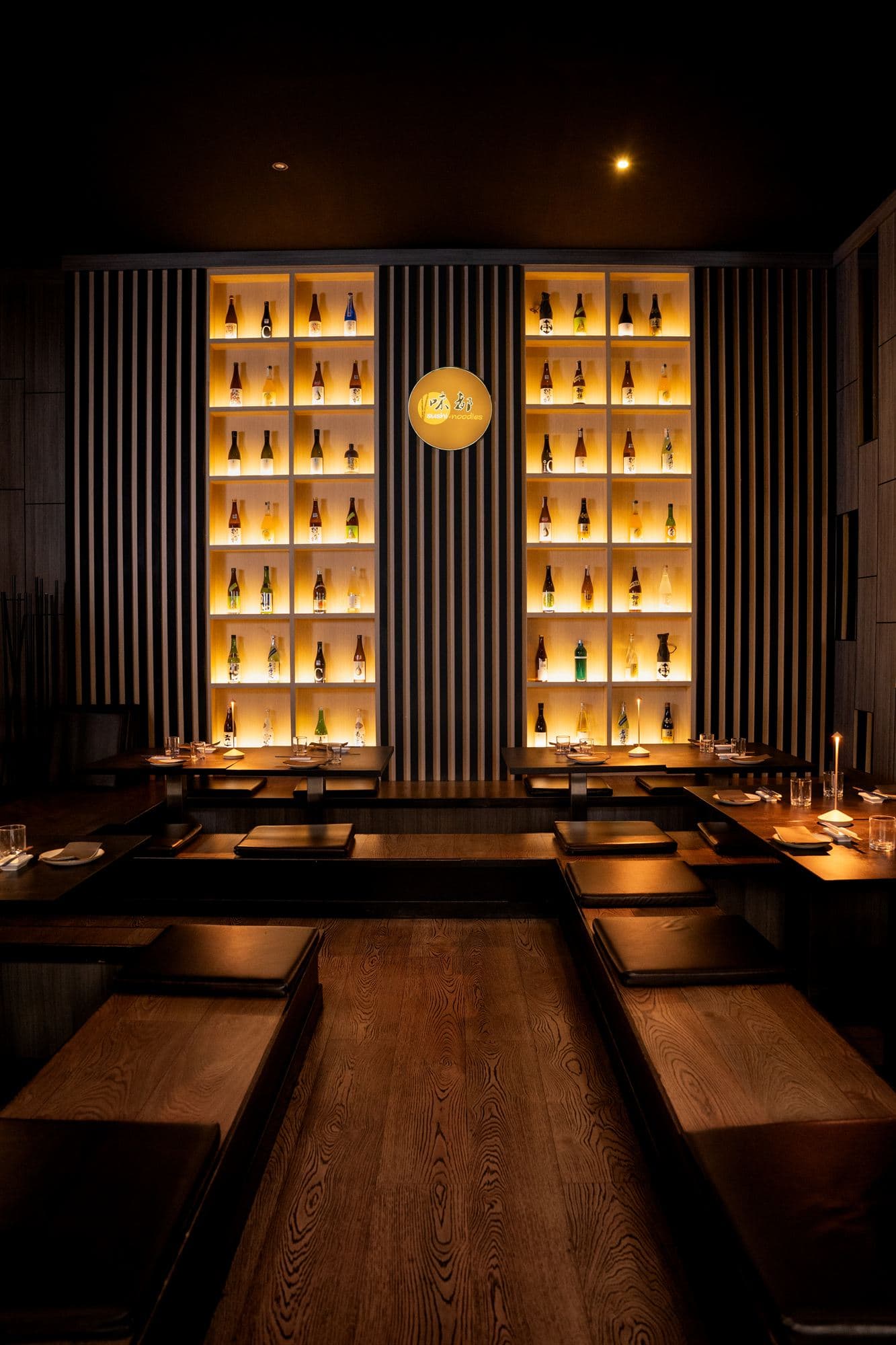 La sala con la parete di bottiglie di sake illuminata