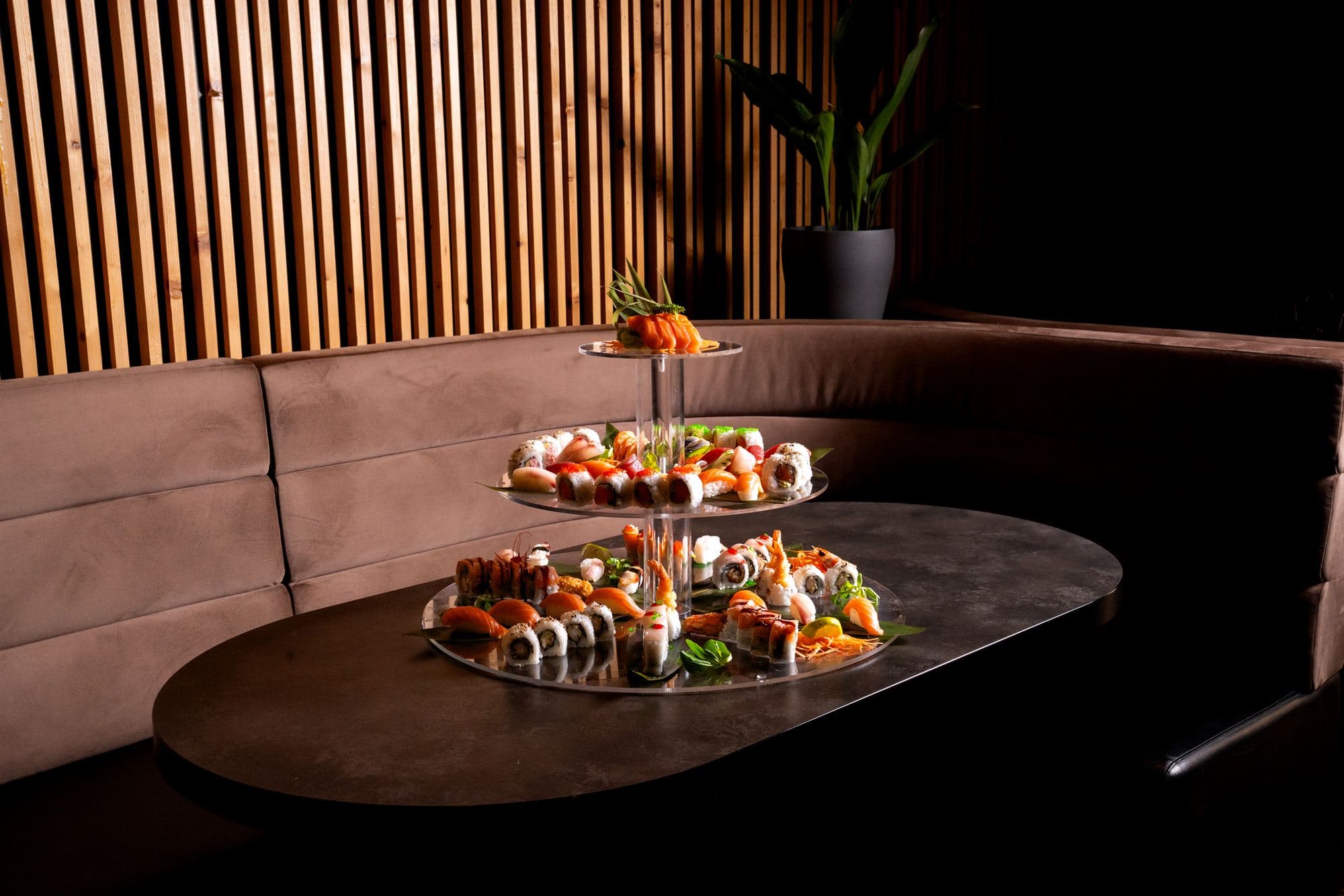 Alzata a due piani di sushi servita al divanetto