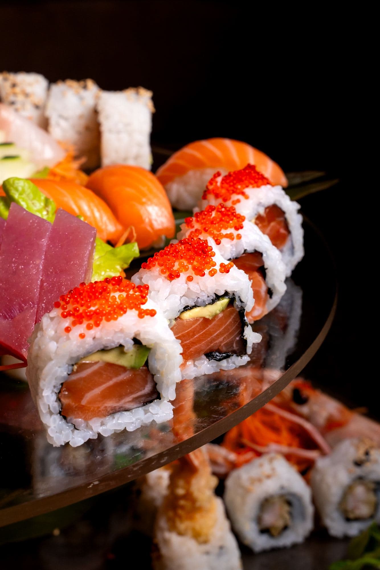 Piatto misto di sushi e sashimi con tonno, salmone e uova di pesce