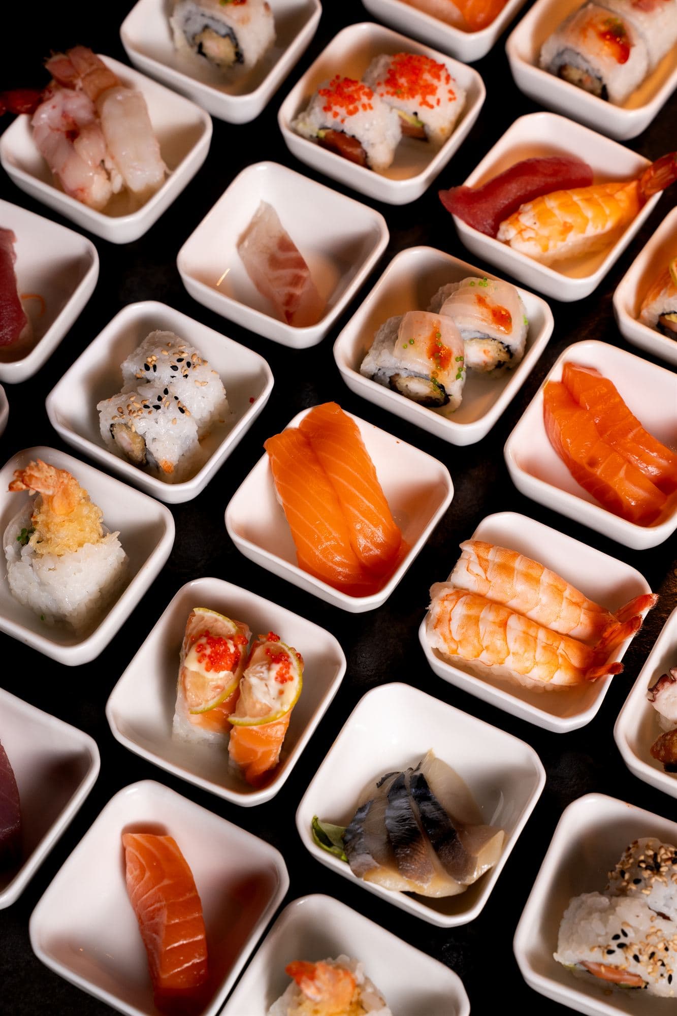 Ciotoline di nigiri e uramaki viste dall’alto