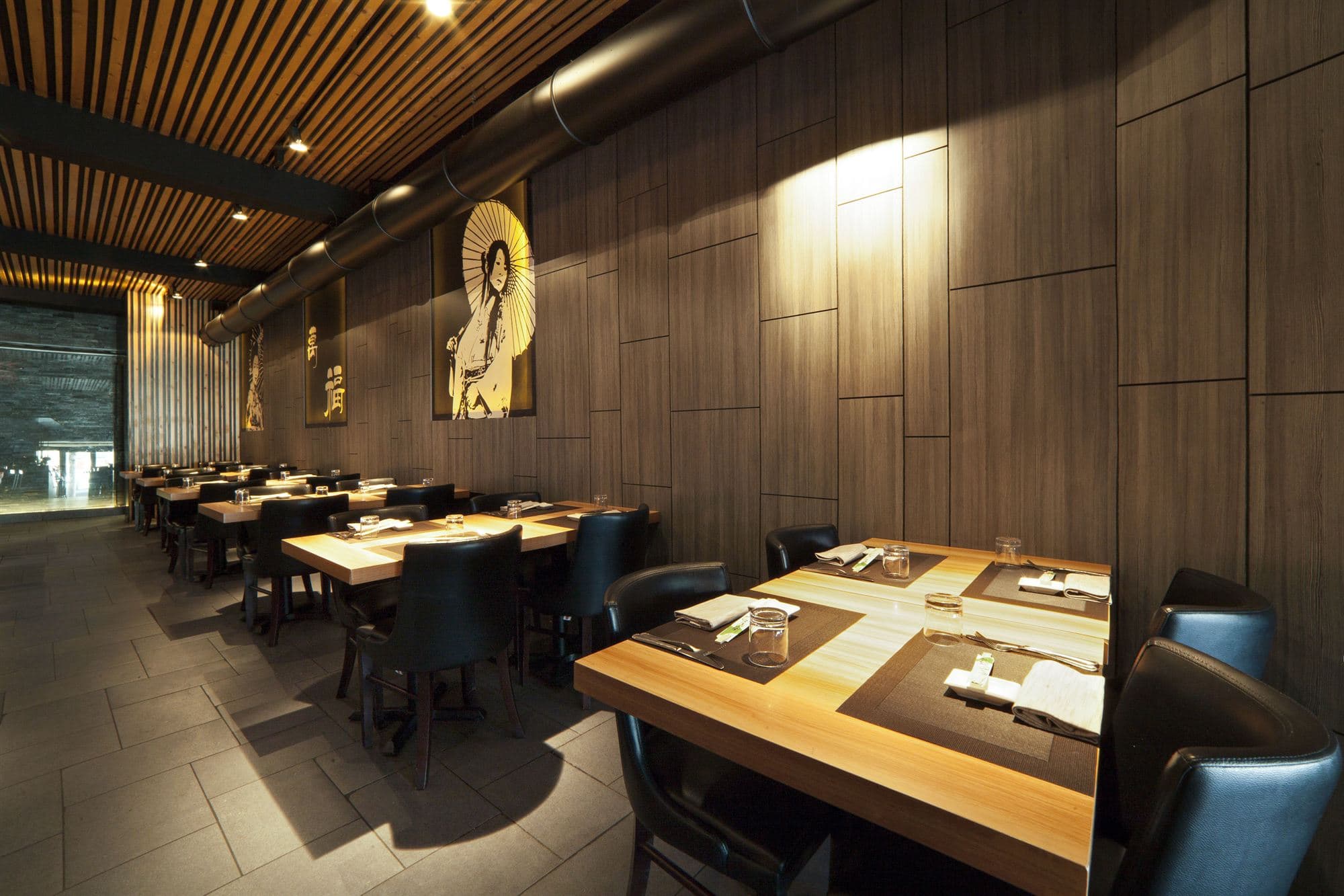 La sala con la stampa della geisha e la luce dalle vetrate