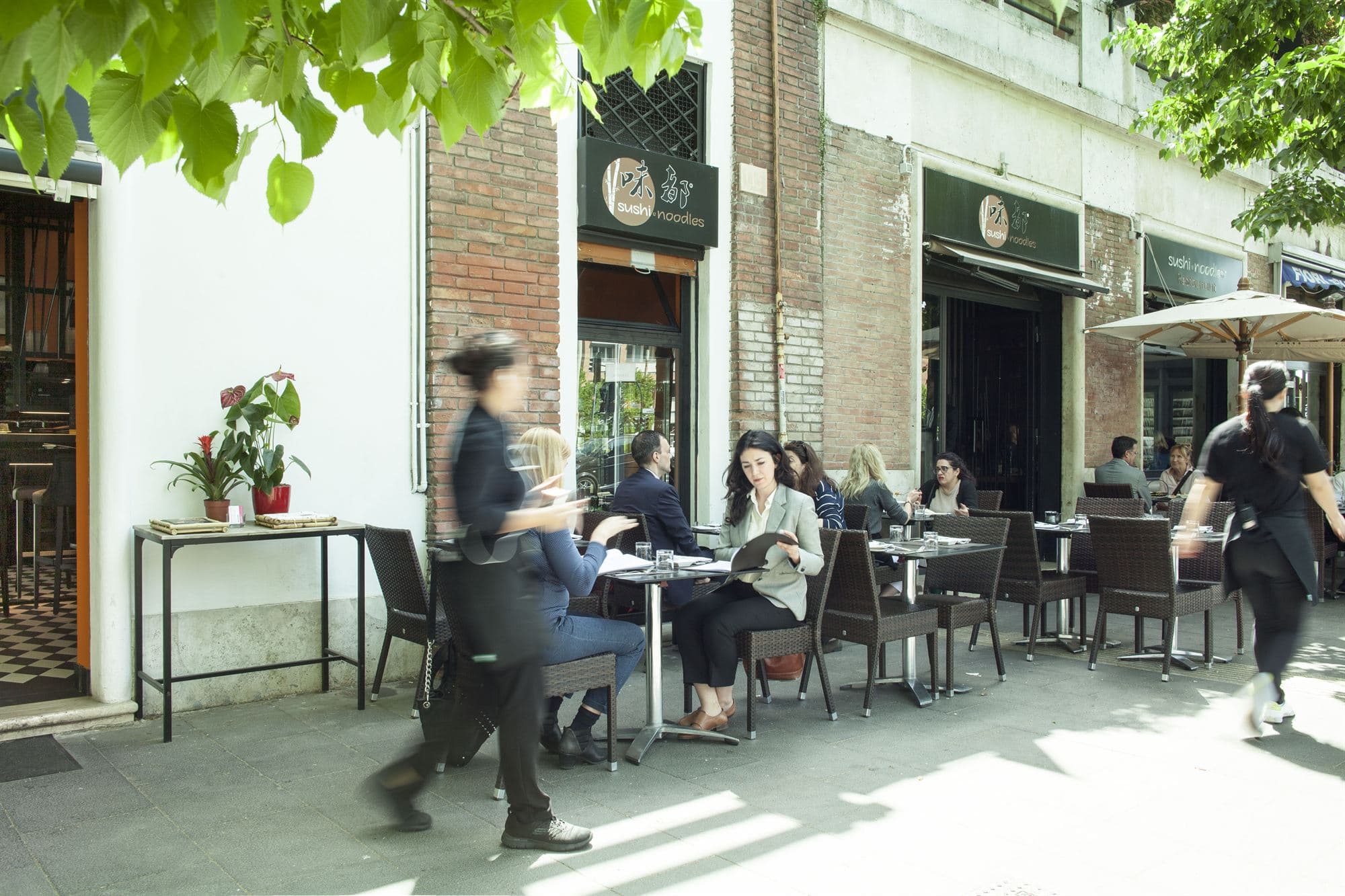 L’ingresso del ristorante con i tavolini all’aperto