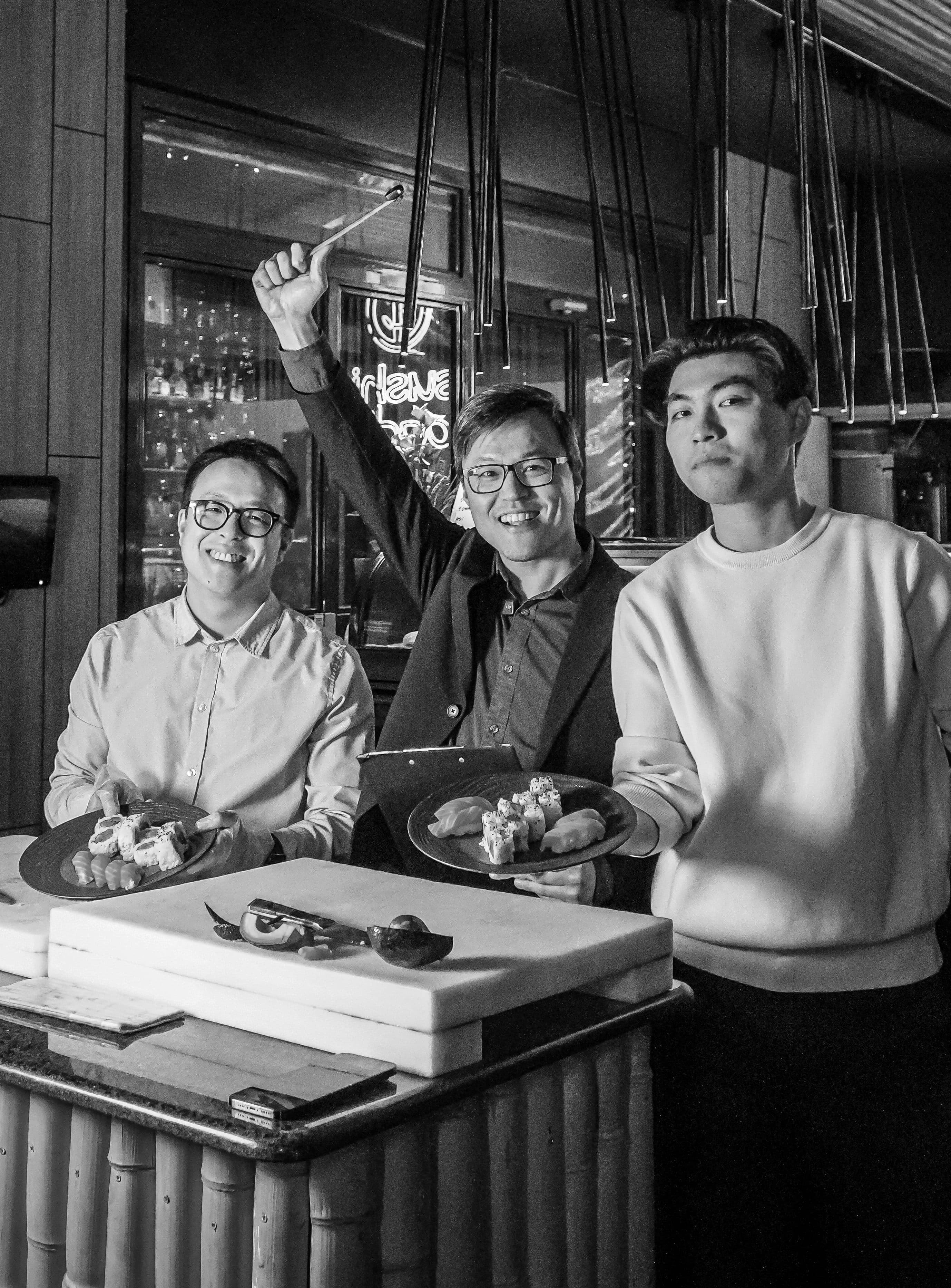 Yuri Zhou con i due soci di Sushi e Noodles