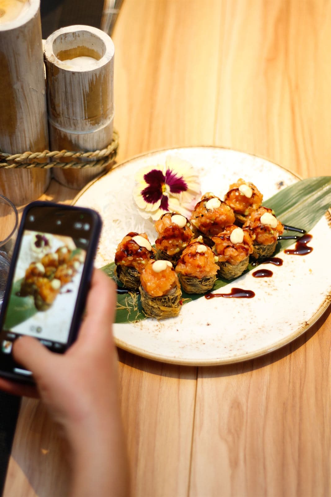 Un cliente fotografa col telefono un piatto di bocconcini fritti