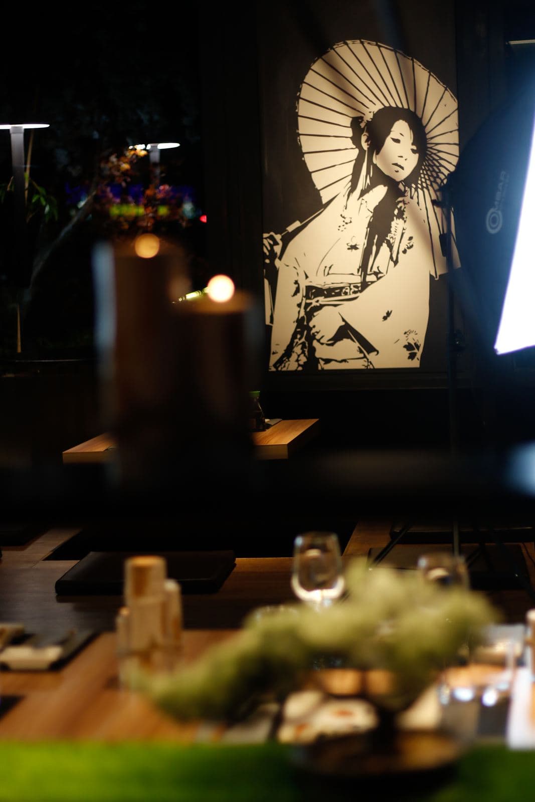 Angolo della sala con la stampa della geisha e i bonsai