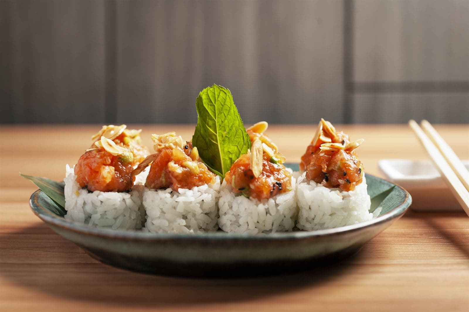 Nigiri con tartare e germogli su piatto di ceramica