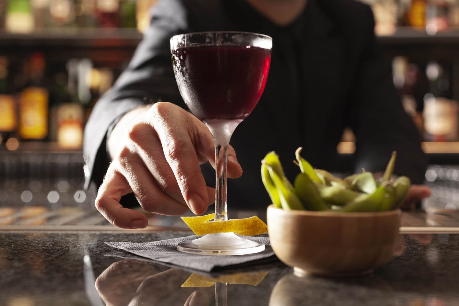 Un calice di vino rosso servito al bancone