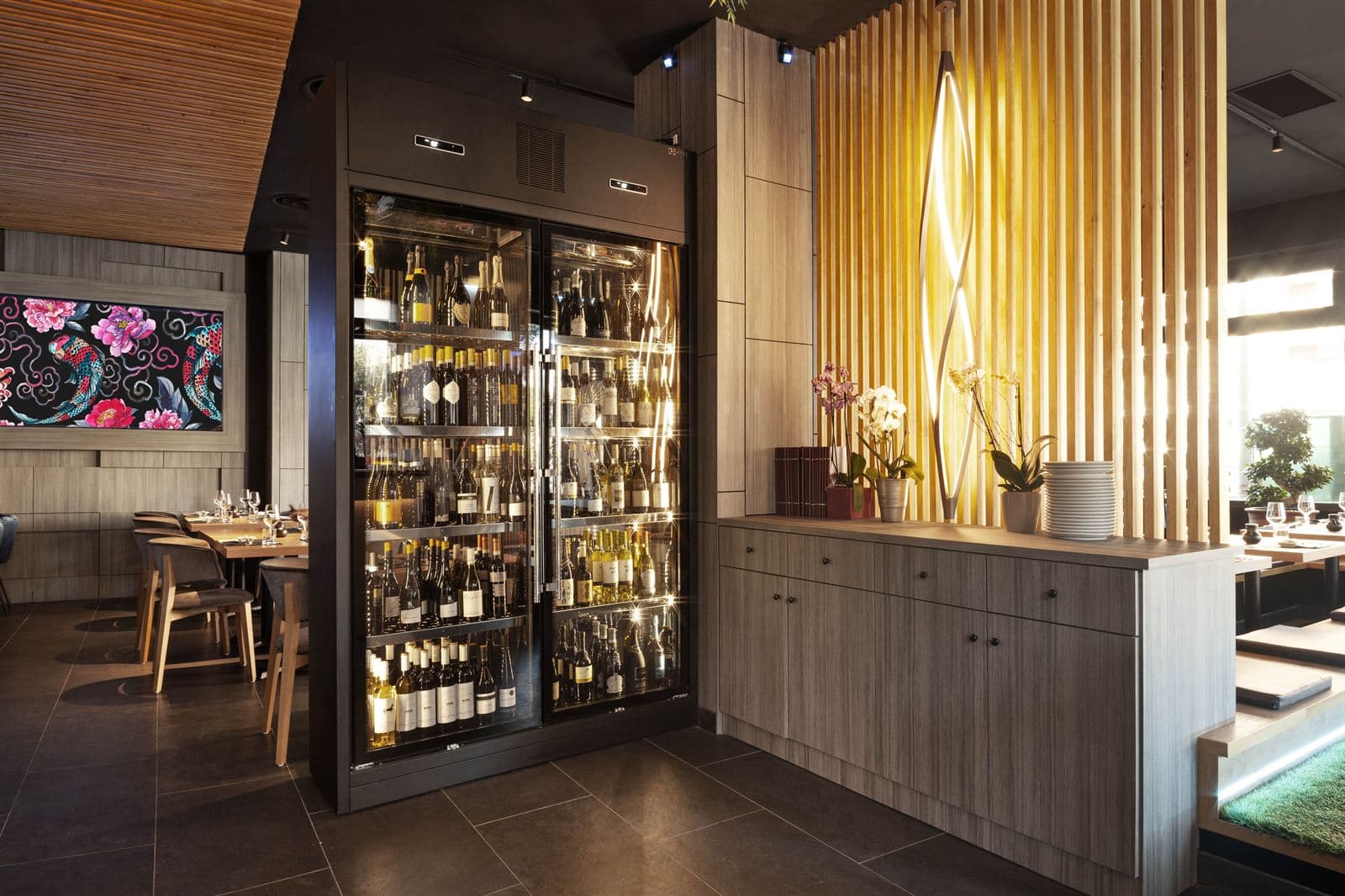 La cantina dei vini illuminata accanto alla sala