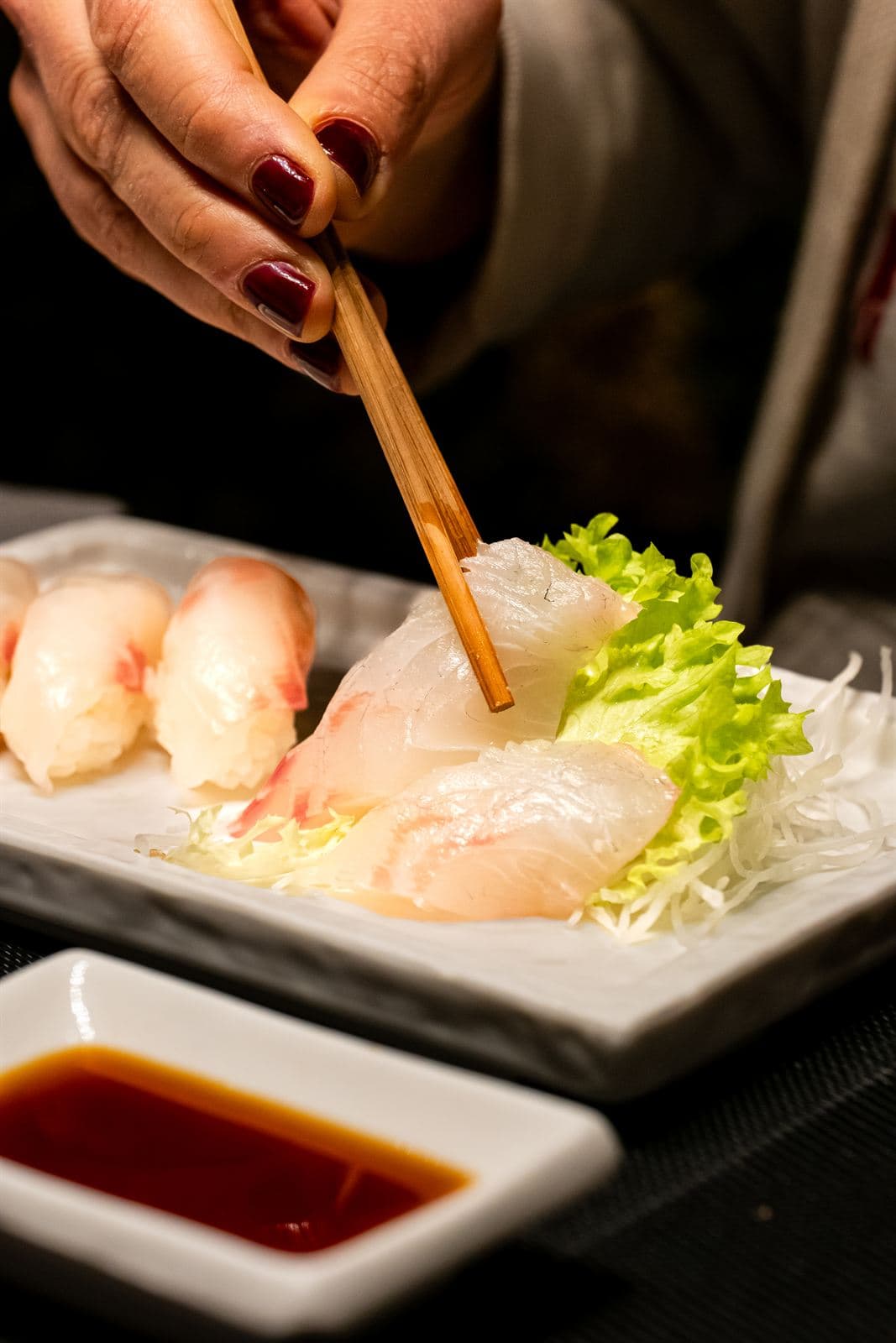 Sashimi e nigiri presi con le bacchette