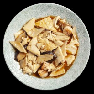 piatto con tofu saltato, bambù, gamberi e funghi