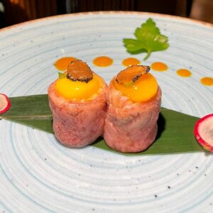 2 gunkan riso sushi avvolto con fettine di wagyu A5, top con uovo di quaglia, erba cipollina e scaglie di tartufo nero estivo.